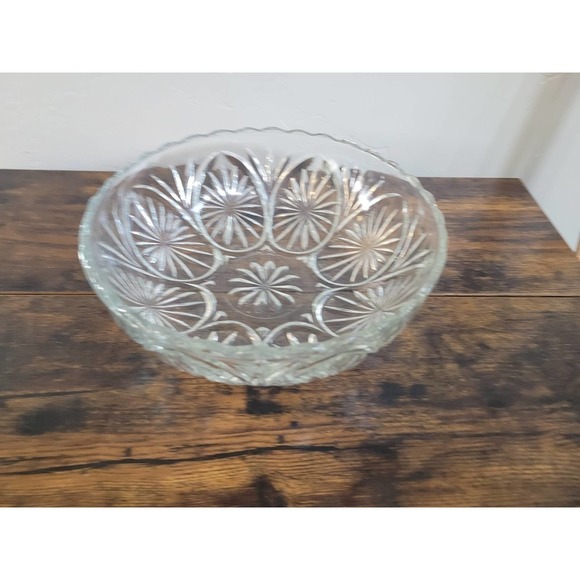𝅺8" Crystal Glass Serving Bowl - Picture 2 of 9